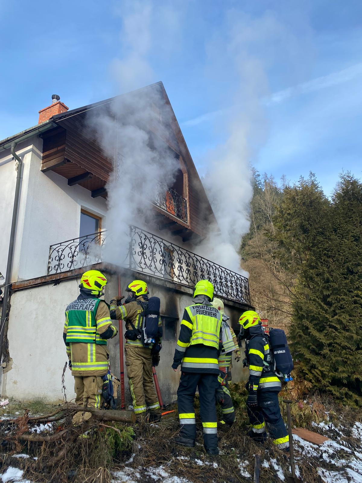 Garagenbrand am 06. Jänner fordert den Einsatz von sieben Feuerwehren